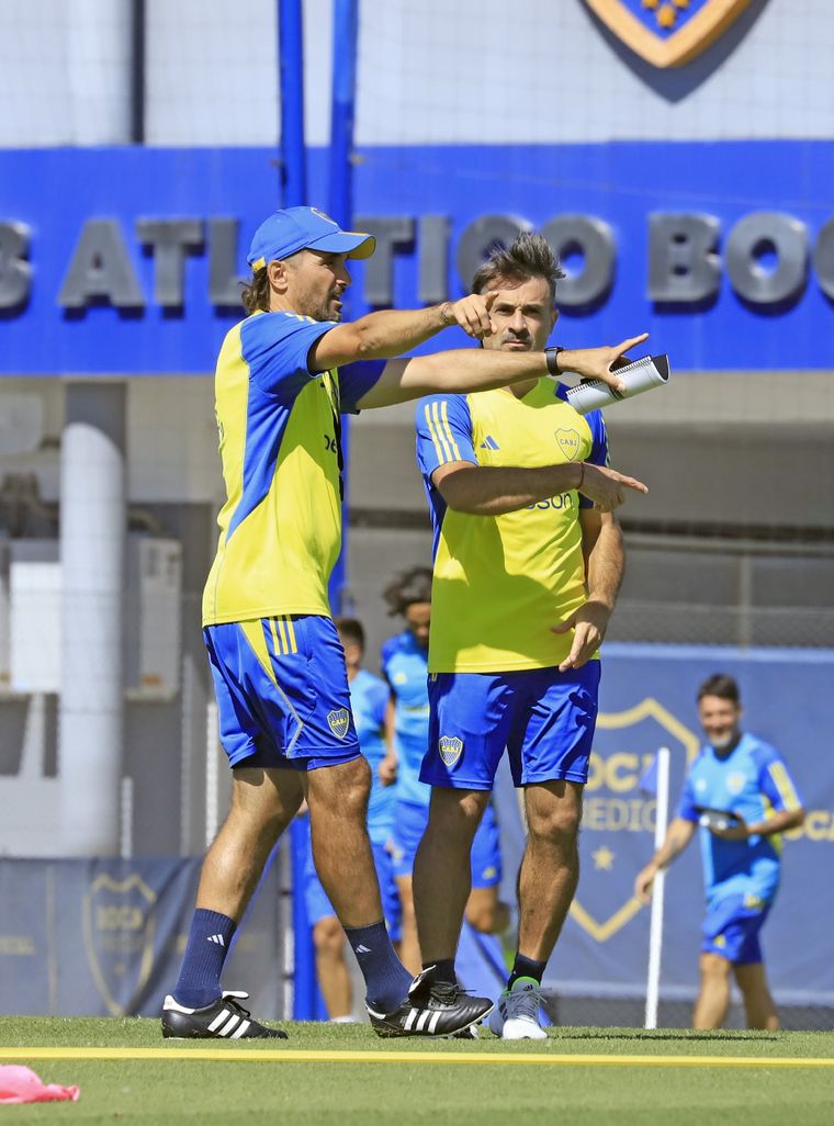 Martínez espera por su lateral izquierdo. Foto: @BocaJrsOficial