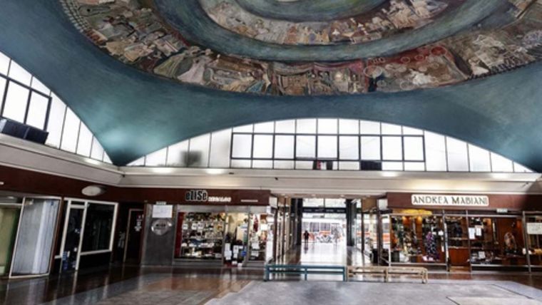 Hall central de la galería Sta. Fe con la pintura de Raúl Soldi. Foto: Gentileza