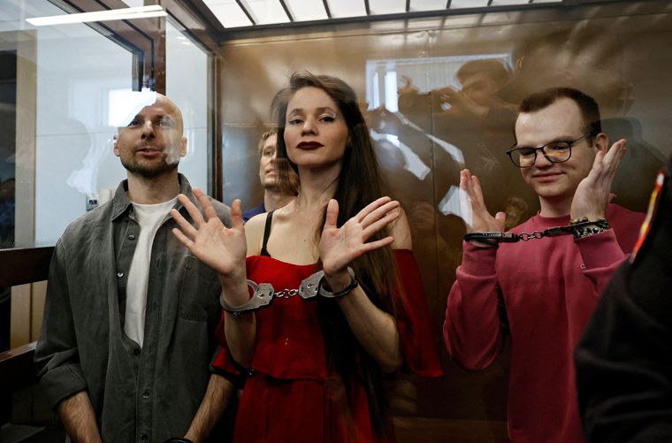 Los periodistas Antonina Favorskaya, Konstantin Gabov, Serguéi Karelin y Artyom Kriger fueron encarcelados durante cinco años y medio por cargos de extremismo.