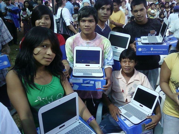 Los alumnos volverán a recibir computadoras y tal vez celulares por parte del estado