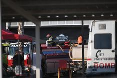 Los trabajos de enfriamiento de los bomberos tras el fuerte incendio en el Tótem Boulevard.&nbsp;