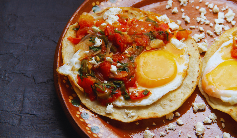 La receta de huevos rancheros nació como un desayuno energético para los trabajadores rurales mexicanos. La receta de huevos rancheros nació como un desayuno energético para los trabajadores rurales mexicanos.