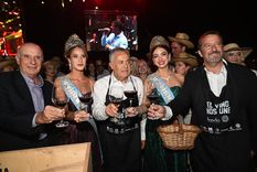 El presidente del Fondo Vitivinícola Bernardo Lanzilotta, la Reina Nacional de la Vendimia 2025 Alejandrina Funes, el gobernador de Mendoza Alfredo Cornejo y la virreina Nacional de la Vendimia 2025 Sofía Perfumo.