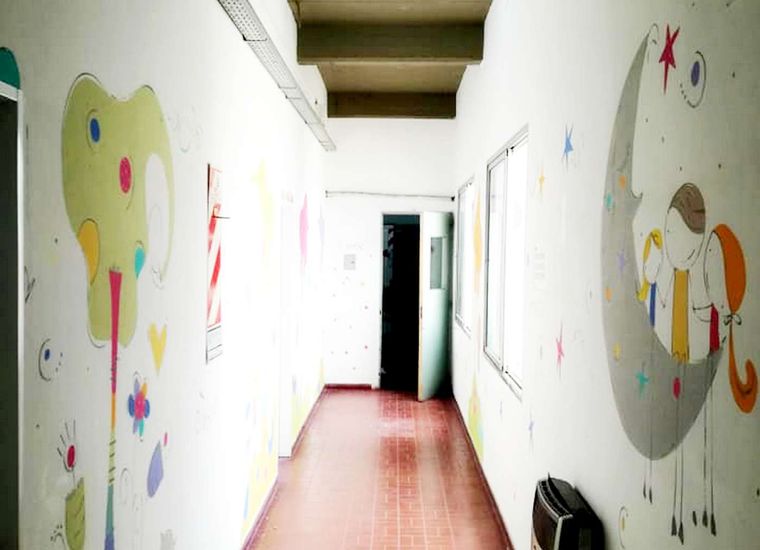 Los niños, de entre 9 y 13 años, no tienen donde ir. Están solos, no concurren a la escuela y son asistidos por los propios empleados del hospital de Rosario. Foto: Facebook Hospital de Niños Zona Norte