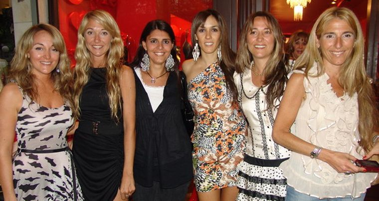 Carolina y Celina Odoriz recibieron a sus amigas: Carolina Domínguez, Luciana Rouselle, Lorena Odoriz y Carolina Barón. Foto: MDZ