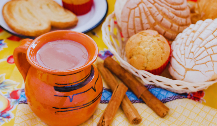 Esta receta de atole de chocolate tiene origen prehispánico, cuando se preparaba solo con agua y maíz. Esta receta de atole de chocolate tiene origen prehispánico, cuando se preparaba solo con agua y maíz.