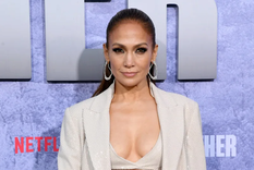 Jennifer Lopez presume su escultural figura y acapara todas las miradas Jennifer Lopez visitó el evento para el prestreno de The Mother la película de acción que protagoniza. Foto: Getty Images
