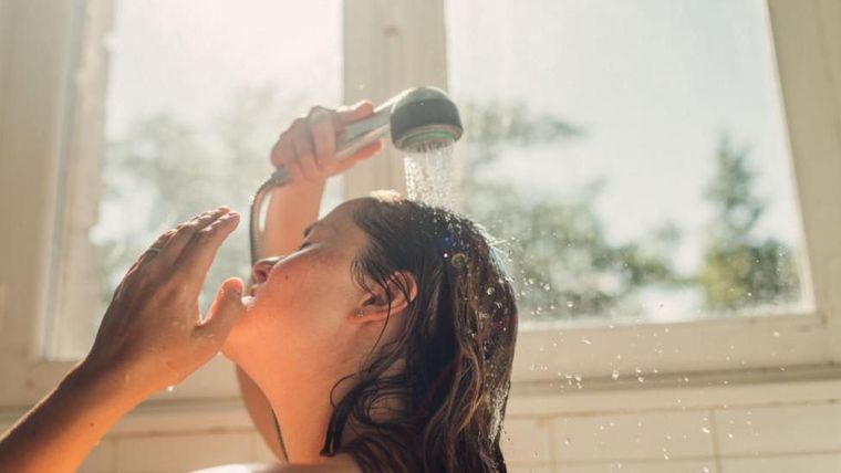 ¡Deja de sufrir! No hace falta que te duches con agua helada porque tu pelo no brillará más si lo haces.