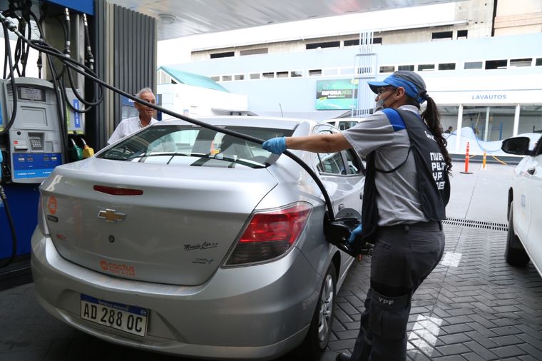 El consumo de combustibles se contrajo fuerte el último mes, pero mucho más en el segmento premium Foto: Maximiliano Ríos/MDZ