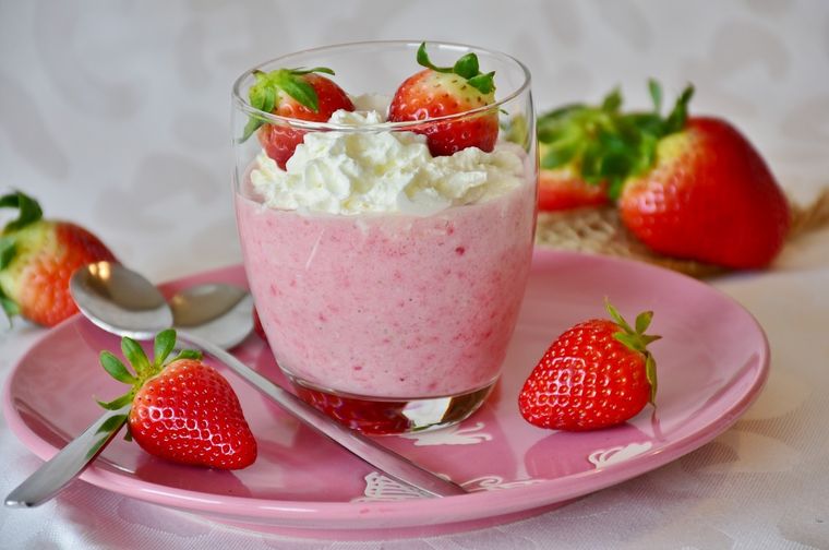Mousse de queso crema con interior de fresas. Foto: .cocinadelirante.com