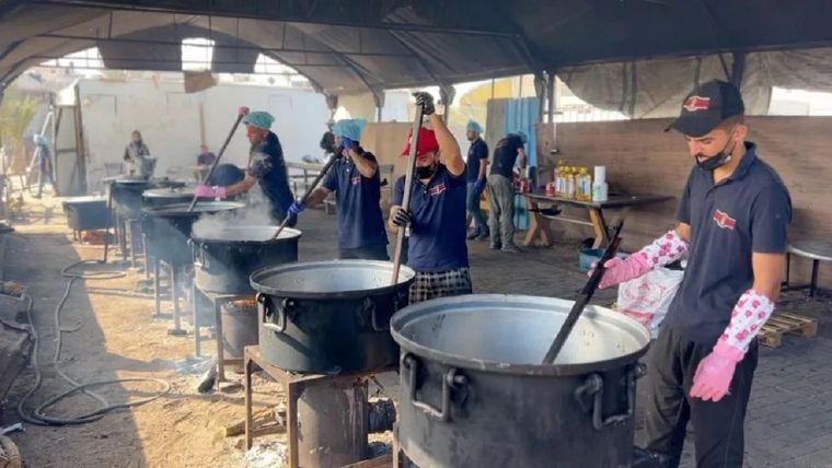 Las cocinas comunitarias de ANERA alimentan en Gaza a unas 6.000 personas al día. Foto: BBC