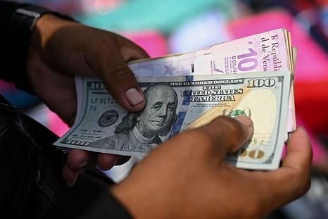 Expertos aseguran que la flexibilización de las sanciones al BCV ayudarán a frenar la devaluación y la inflación. Expertos aseguran que la flexibilización de las sanciones al BCV ayudarán a frenar la devaluación y la inflación.