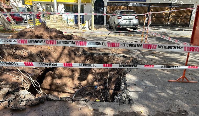 En menos de cuatro cuadras se registraron múltiples obras y reparaciones sobre la calzada de Sáenz Peña, con barro y cortes reiterados. En menos de cuatro cuadras se registraron múltiples obras y reparaciones sobre la calzada de Sáenz Peña, con barro y cortes reiterados.