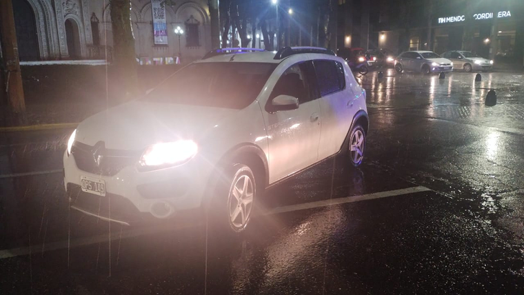 La Policía detuvo a un sospechoso y secuestró un Renault Sandero Stepway de color blanco Foto: Ministerio de Seguridad de Mendoza