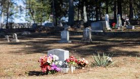 Entre la muerte y el cementerio intervienen distintas personas que forman parte del negocio, pero que también son necesarios. Entre la muerte y el cementerio intervienen distintas personas que forman parte del negocio, pero que también son necesarios.