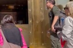 video: militantes opositores al gobierno tiraron polenta en el ministerio de economia