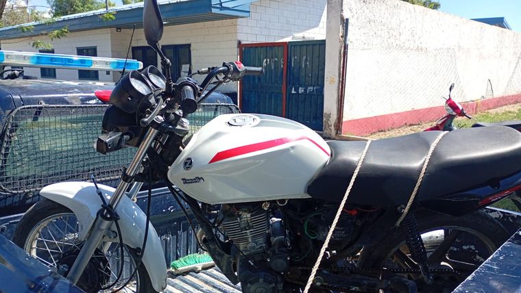 La motocicleta recuperada en Las Heras. La motocicleta recuperada en Las Heras.