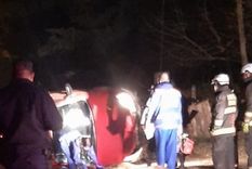 La camioneta volcada ante la presencia de policía y personal médico La camioneta volcada ante la presencia de policía y personal médico