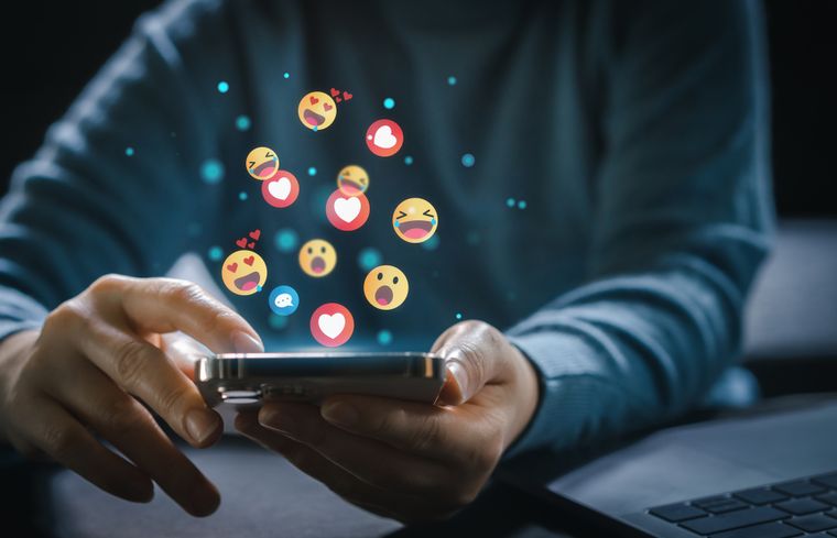 Samsung One UI 8.5 controlará cómo las redes sociales usan los datos móviles.