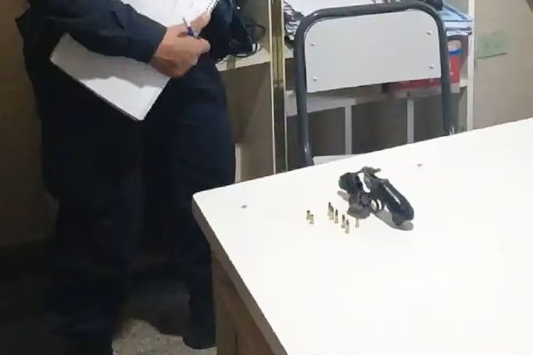&nbsp;Se allanaron viviendas de alumnos que llevaron armas a colegios en Tucumán, secuestrando revólveres, proyectiles y municiones.