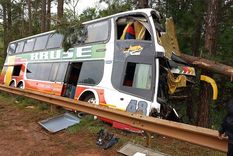 Un colectivo se despistó en la localidad misionera de Gobernador Roca. Foto: El Territorio.