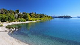 Playas rodeadas de bosques, aguas cristalinas y paisajes patagónicos: así se disfruta el verano en Bariloche.