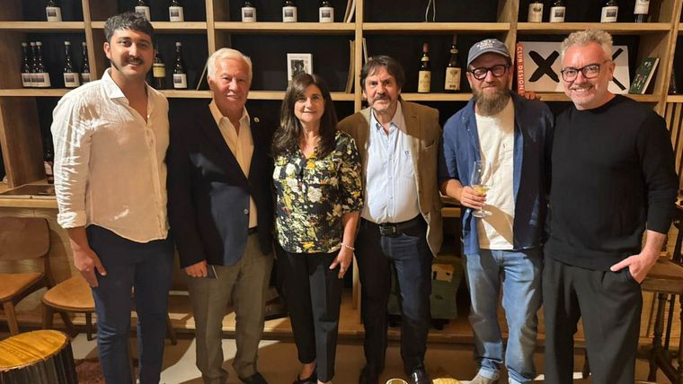 Emiliano Turano, Jorge Bailey, Gabriela Testa, Felipe Pigna, Juan Pablo Michelini y Picky Courtois. Emiliano Turano, Jorge Bailey, Gabriela Testa, Felipe Pigna, Juan Pablo Michelini y Picky Courtois.