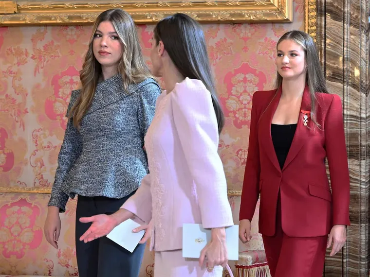 Sofía apostó al péplum, pero Leonor dominó la escena con su look profesional. Sofía apostó al péplum, pero Leonor dominó la escena con su look profesional.