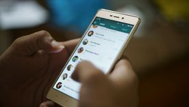 WhatsApp utiliza algoritmos de aprendizaje automático para detectar patrones de envío masivo no deseado.