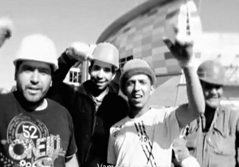 El Chula, de remera blanca, cuenta cómo se hizo el spot.