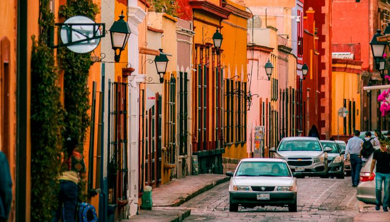 San Miguel de Allende se encuentra a 275 km de México DF y a 270 kilómetros de Guadalajara. San Miguel de Allende se encuentra a 275 km de México DF y a 270 kilómetros de Guadalajara.