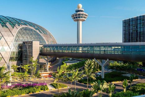 Una vez dentro es fácil olvidarse de que uno está dentro de un aeropuerto. Una vez dentro es fácil olvidarse de que uno está dentro de un aeropuerto.