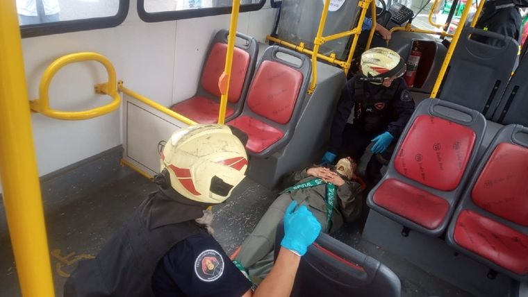 Así trasladaban a los heridos Foto: Twitter: @EmergenciasBA