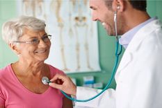 Jamás hay que olvidar que el corazón del sistema sanitario es el médico, que trabaja, arriesga su salud, pone en juego su patrimonio y hasta su vida en cada acto que realiza en pro de los demás. Foto: Freepik