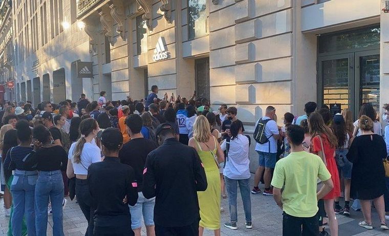 Una multitud esperó a Messi en la puerta del local al que ingresó Foto: Twitter @SebaCuadrelli