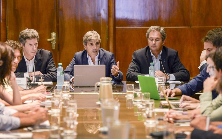 El ministro de Economía, Luis Caputo; y el secretario de Finanzas, Pablo Quirno.