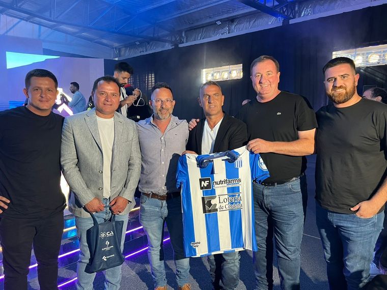 Los directivos de ambos clubes posaron para la cámara. Foto: Argentino de Monte Maíz.