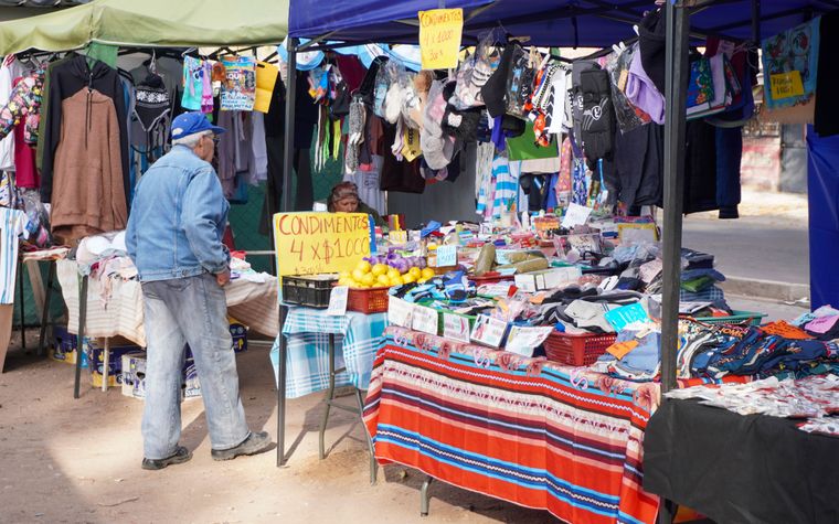 En la feria se consigue ropa nueva y usada por precios muy accesibles. En la feria se consigue ropa nueva y usada por precios muy accesibles.