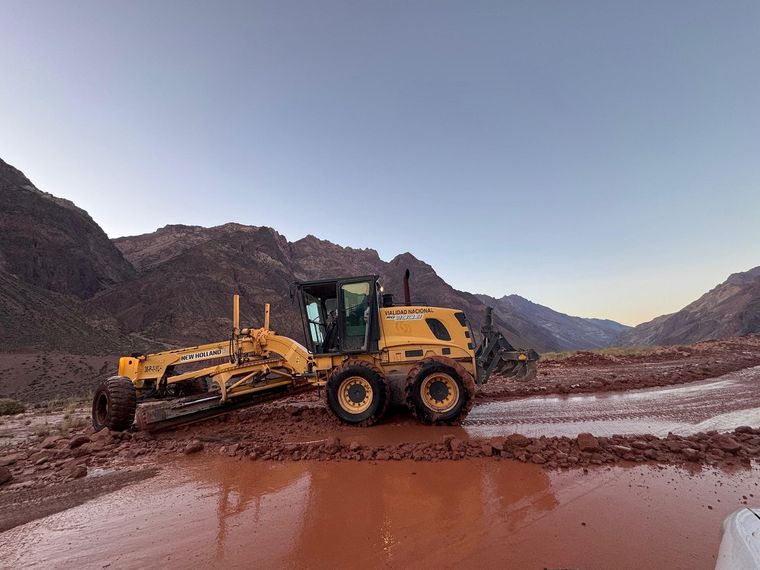 Las tareas para remover el alud en la ruta 7 Foto: Gendarmería Nacional