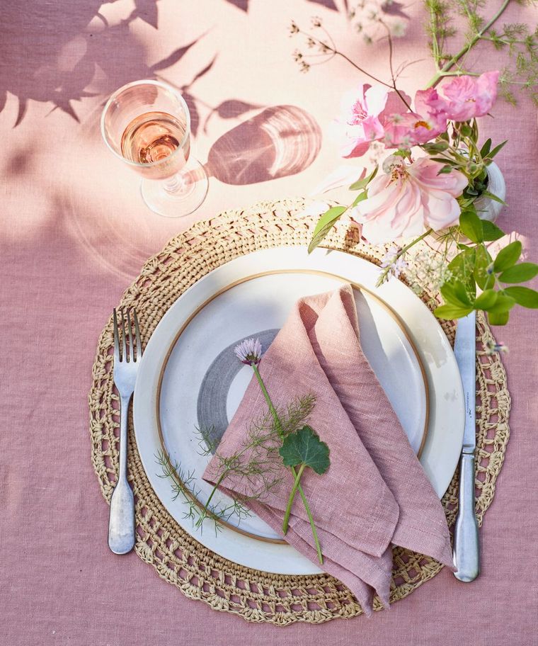 3. Centrarse en los colores en manteles, caminos de mesa, vajillas, platos base elegantes, cubiertos, cristalería, fuentes y, por supuesto, el centro de mesa, entre otros elementos. Créditos: Emma Lee/Future. 3. Centrarse en los colores en manteles, caminos de mesa, vajillas, platos base elegantes, cubiertos, cristalería, fuentes y, por supuesto, el centro de mesa, entre otros elementos. Créditos: Emma Lee/Future.