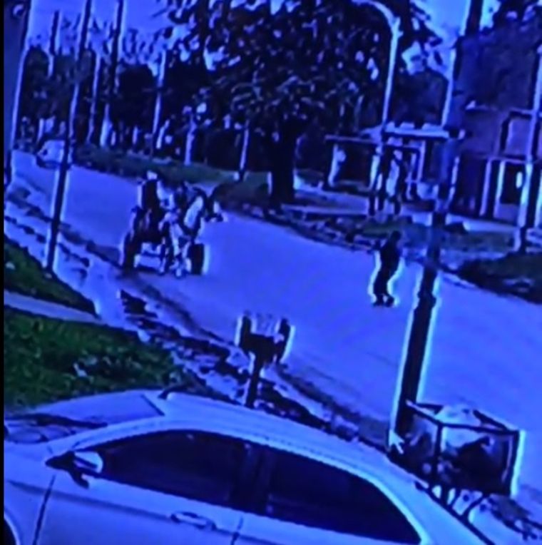 El crimen quedó registrado por otro vecino