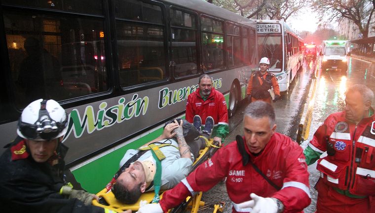 Personal de Same y bomberos trabajan en el lugar. Foto: NA