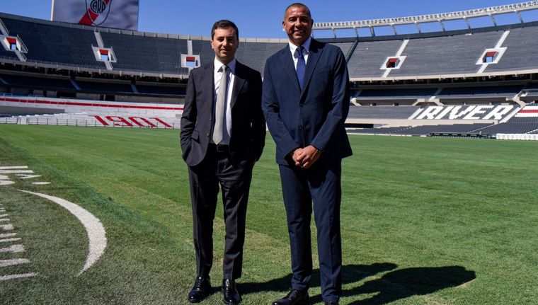 El presidente de River Plate, Stefano Di Carlo, junto a David Trezeguet en el Estadio Monumental.&nbsp;