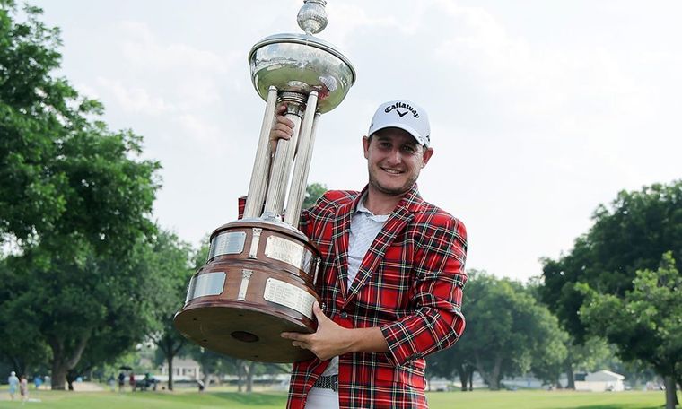 Emiliano Grillo levantando el trofeo en le ciudad de Fort Worth. Foto: @PGATour