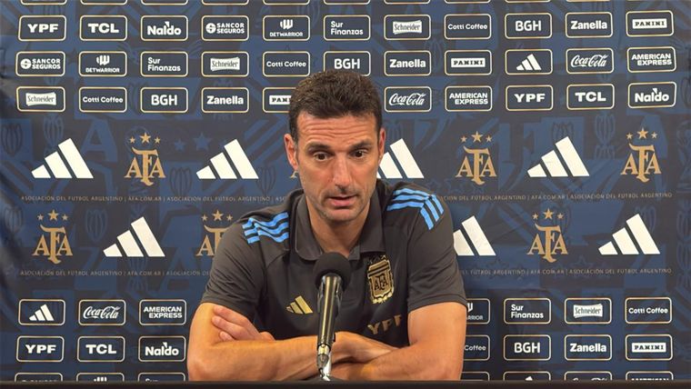 A Scaloni le interrumpieron la conferencia de prensa.