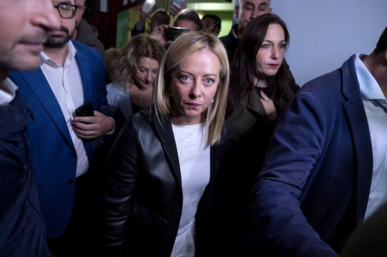Giorgia Meloni, la candidata de la derecha, tras emitir su voto este domingo. Foto: EFE