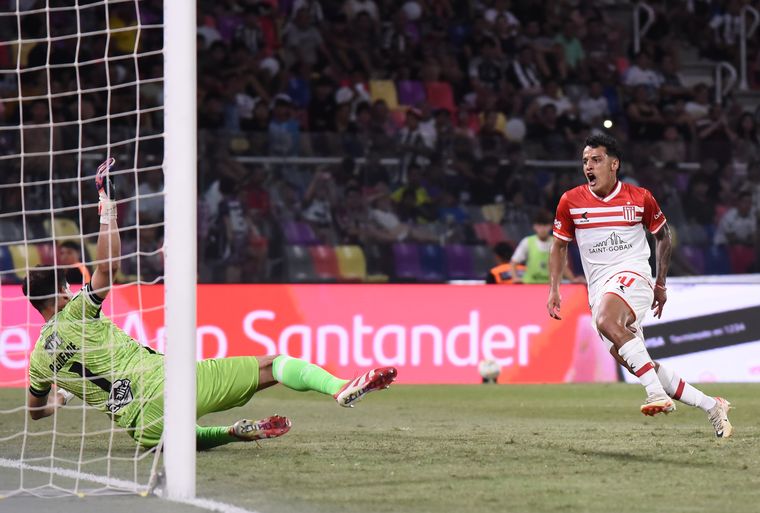 Tiago Palacios defini&oacute; con much&iacute;sima clase y Estudiantes volvi&oacute; a hacerse fuerte ante la adversidad. Es un equipo serio el de Dom&iacute;nguez.