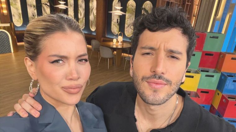 Wanda Nara reveló que el cantante le envió un collar como regalo de seducción desde Brasil. Wanda Nara reveló que el cantante le envió un collar como regalo de seducción desde Brasil.