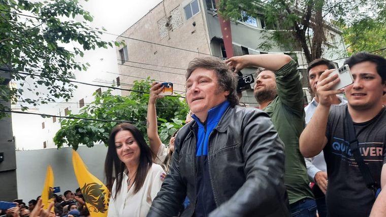 Milei recorrió las calles del centro ante una multitud que lo acompañaba Foto: Diego Gubinelli/MDZ