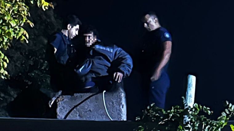 El ladrón quedó atrapado en la chimenea de la propiedad y tuvo que ser rescatado por bomberos, para luego quedar detenido.&nbsp;